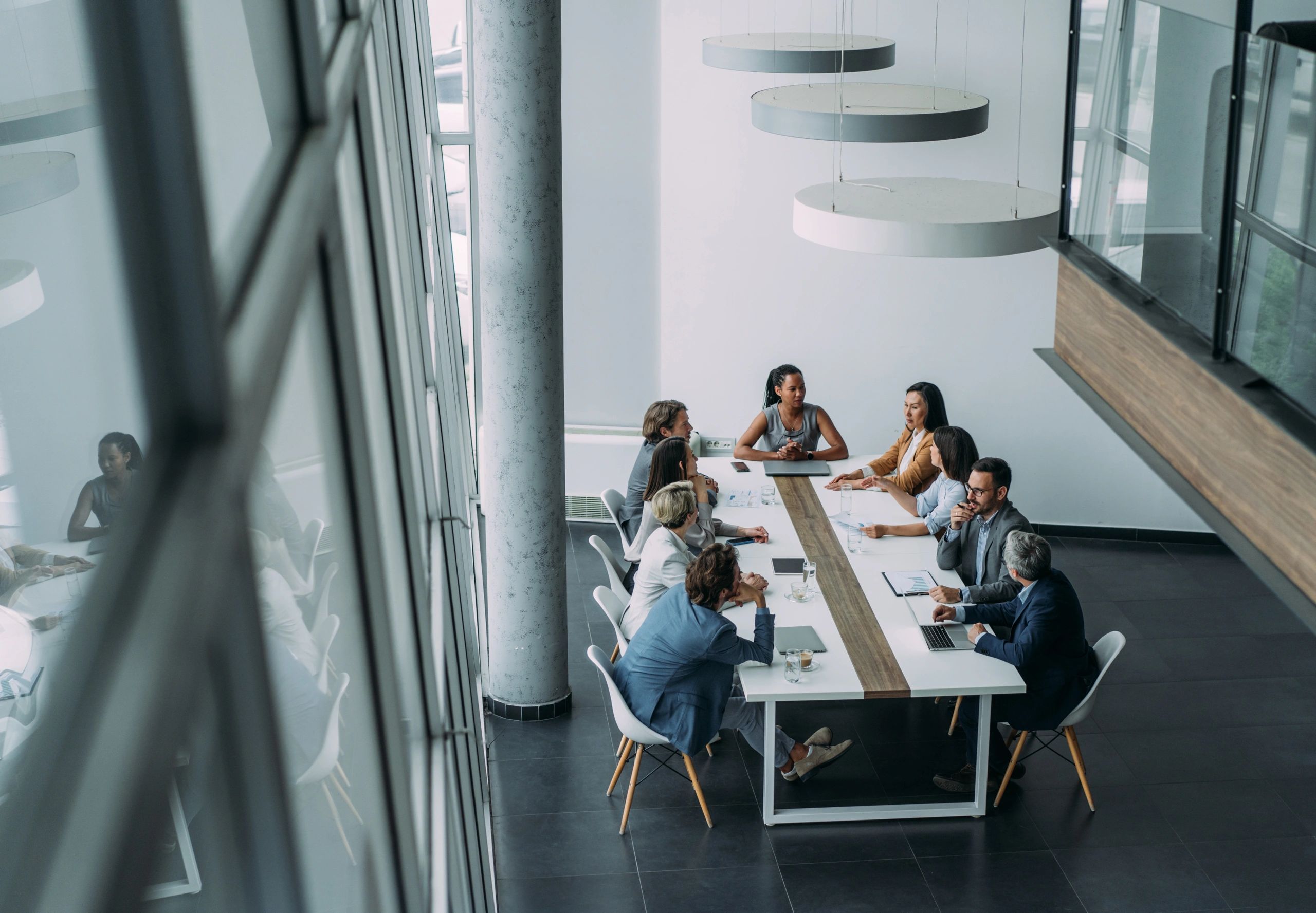 Equipo empresarial reunido para planificar iniciativas tecnológicas