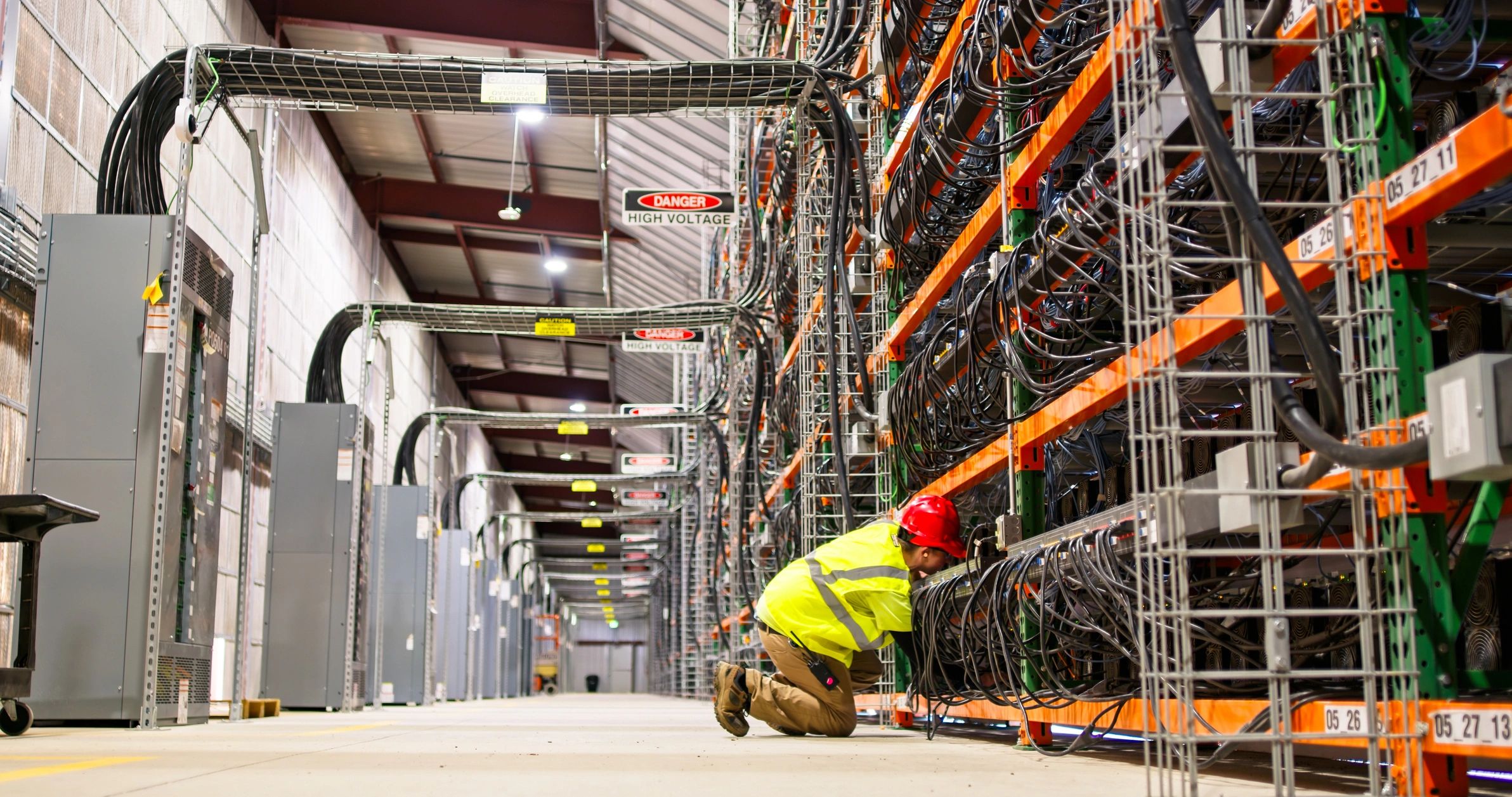 Técnico trabajando en un centro de datos de gran escala