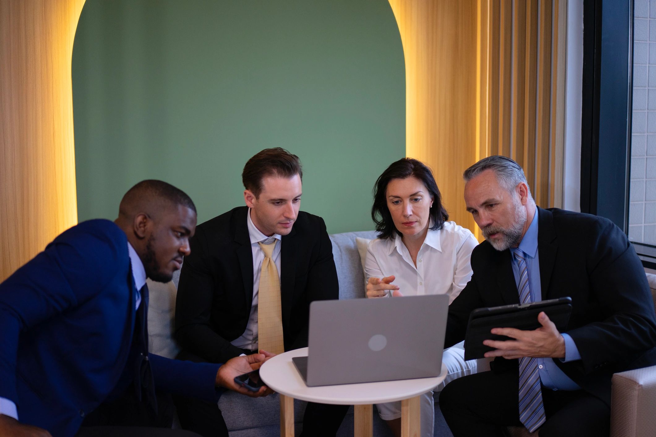 Equipo ejecutivo reunido para analizar estrategias tecnológicas