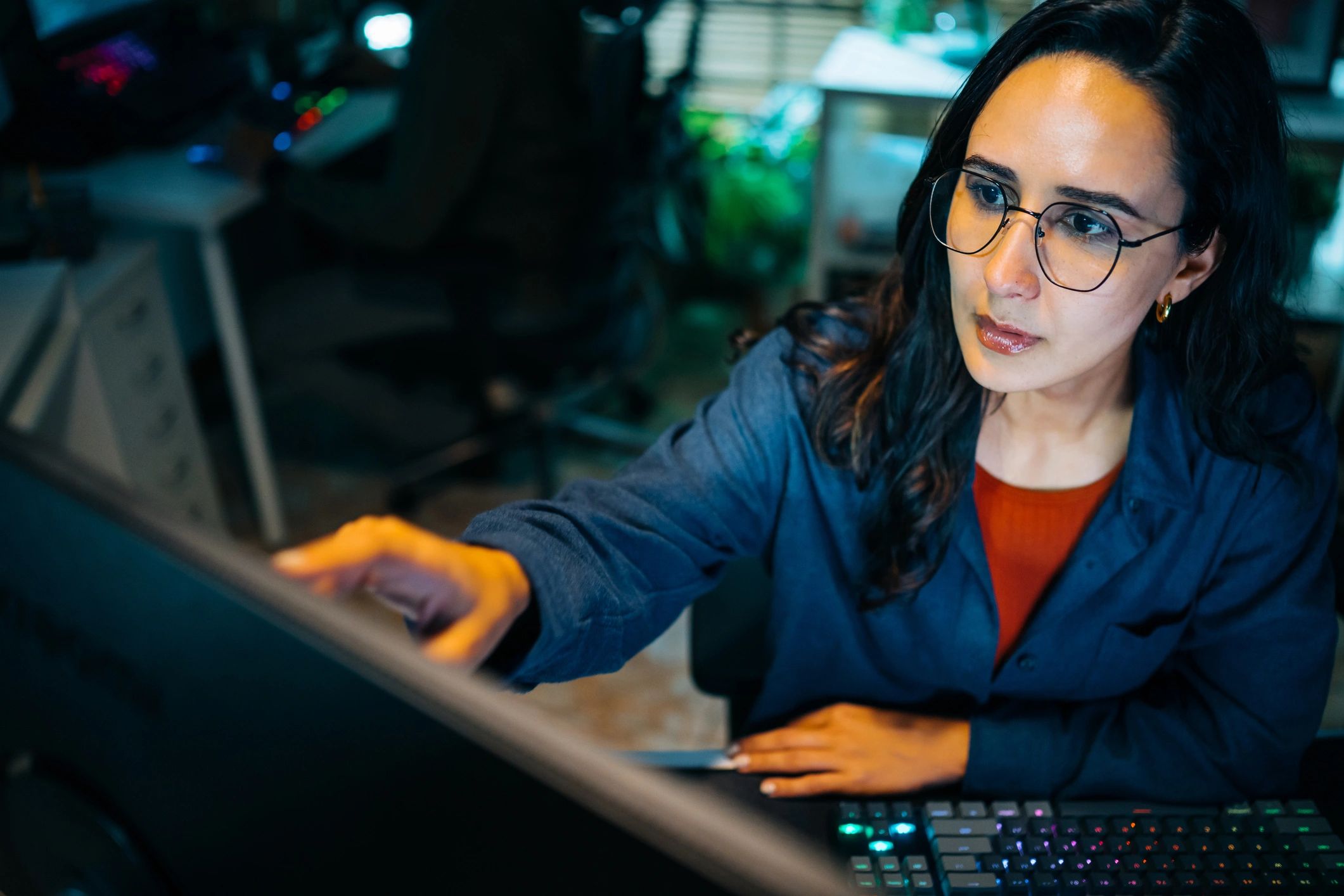 Analista de ciberseguridad trabajando frente a una pantalla