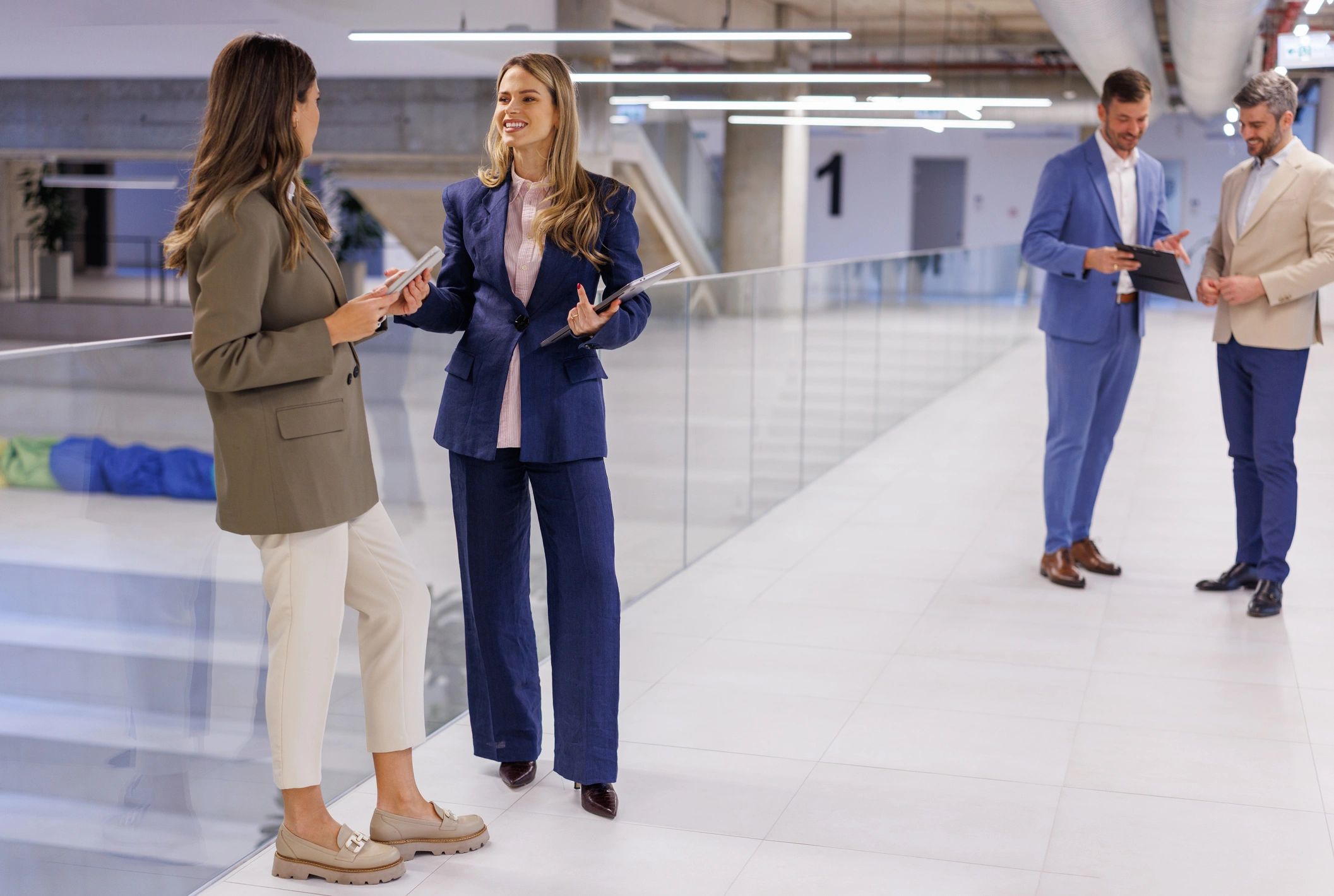 Profesionales conversando en un espacio de trabajo moderno