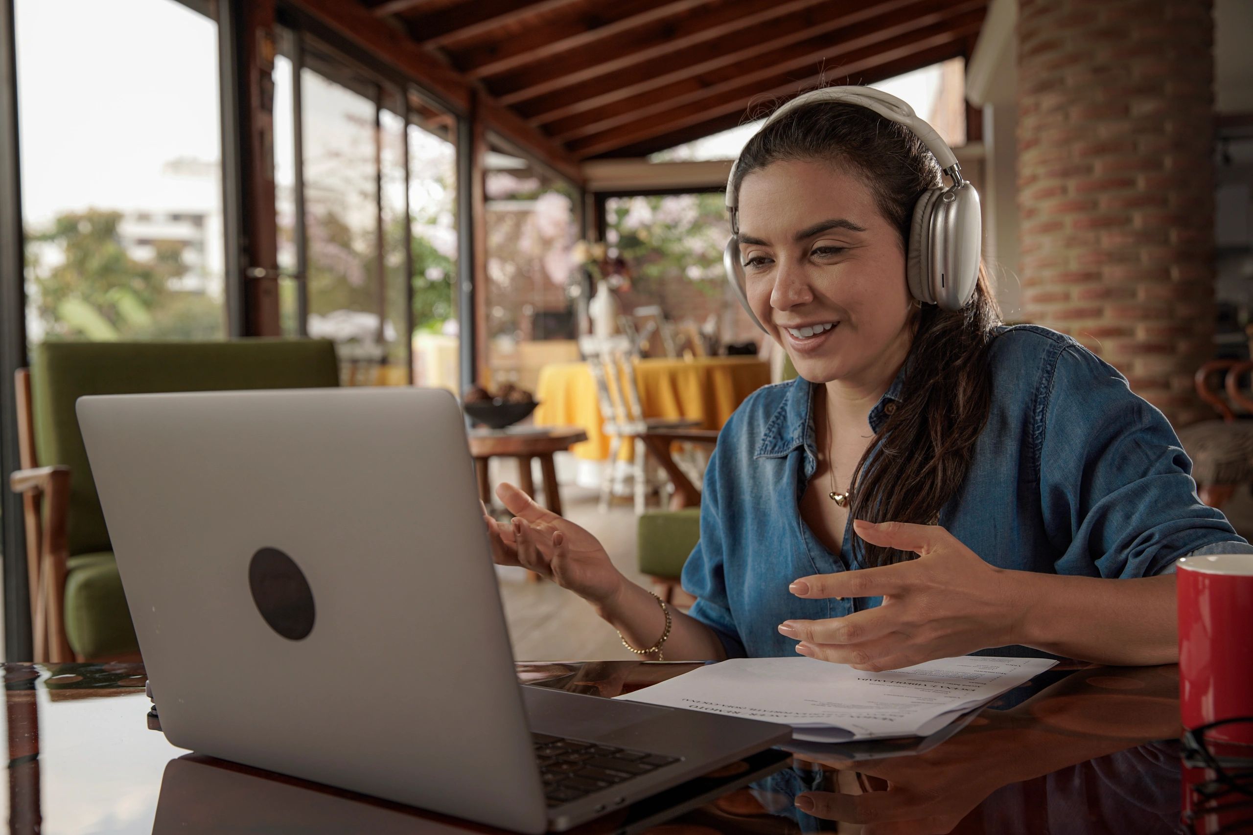 Profesional en videollamada desde un entorno de trabajo digital